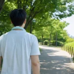 여름철 더위 식히는 법을 보여주는 넥쿨러 착용 장면
